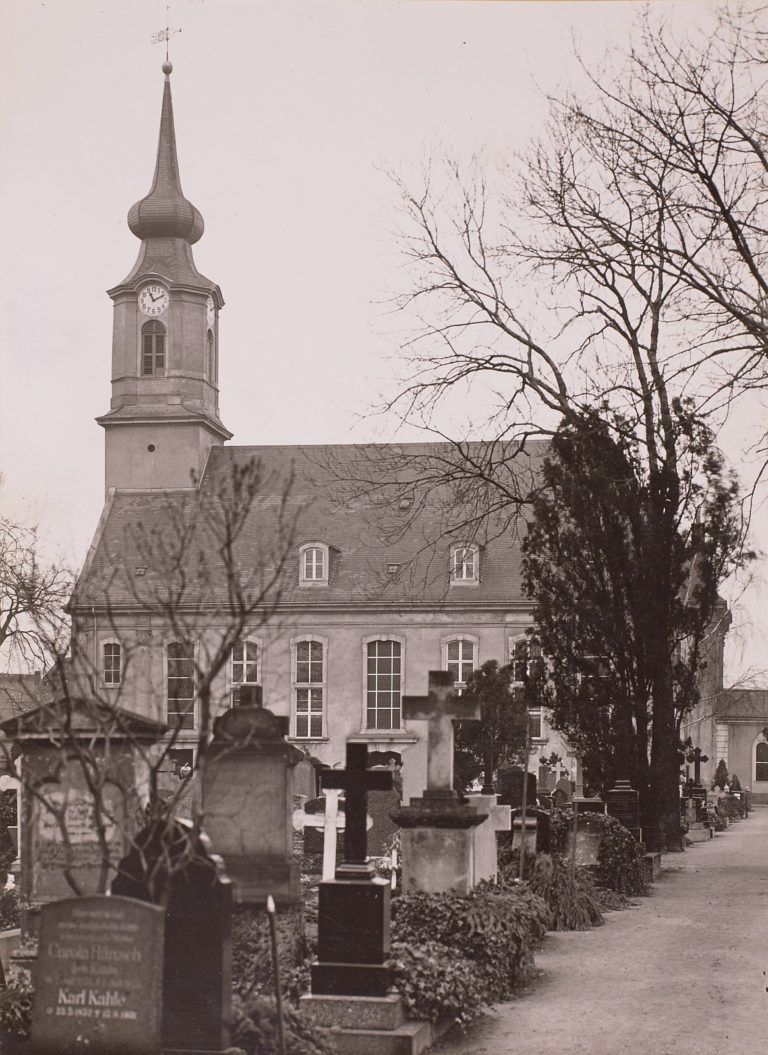 Matthäuskirche mit Turmuhr